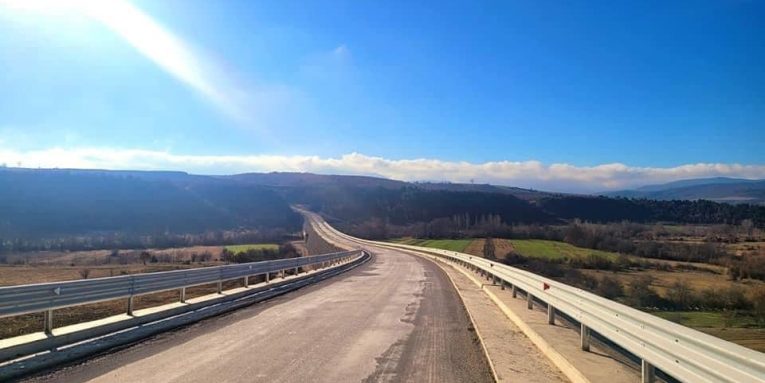 Rishikohet projekti per ndertimin e rruges Korce-Erseke, 432.2 mln shtese